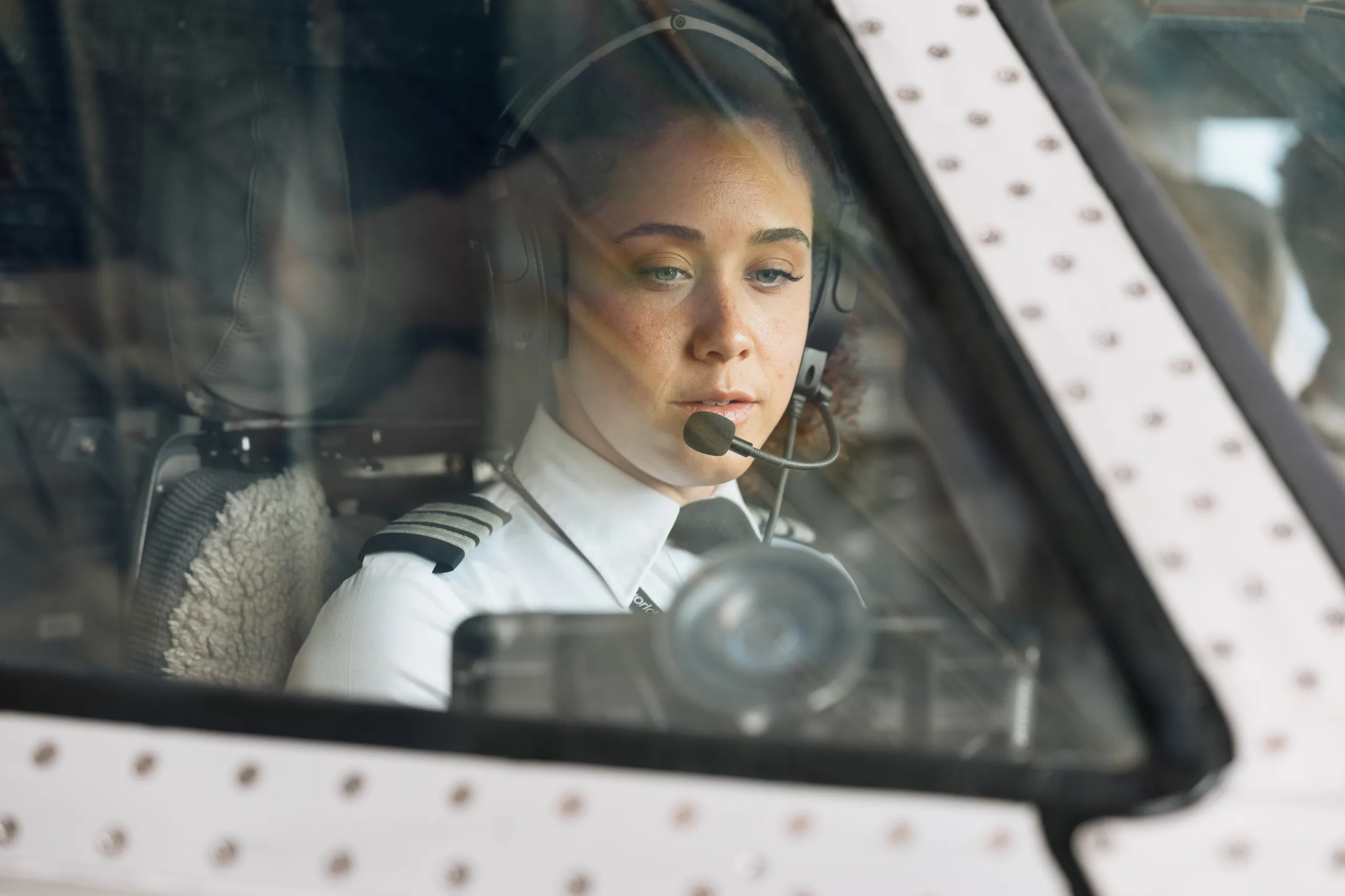 What Are the Benefits of a First Officer Pilot Career?